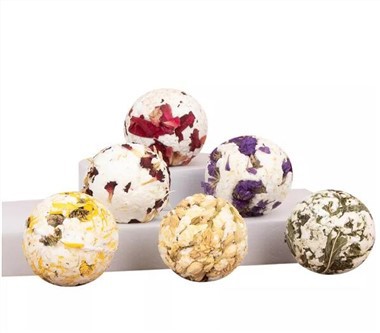 Βόμβα μπάνιου με πραγματικό αποξηραμένο λουλούδι